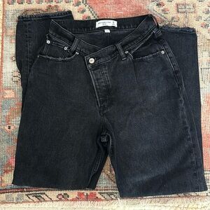 ABERCROMBIE & FITCH | The Dad High Rise Curve Love Black Jean Asymmetrical